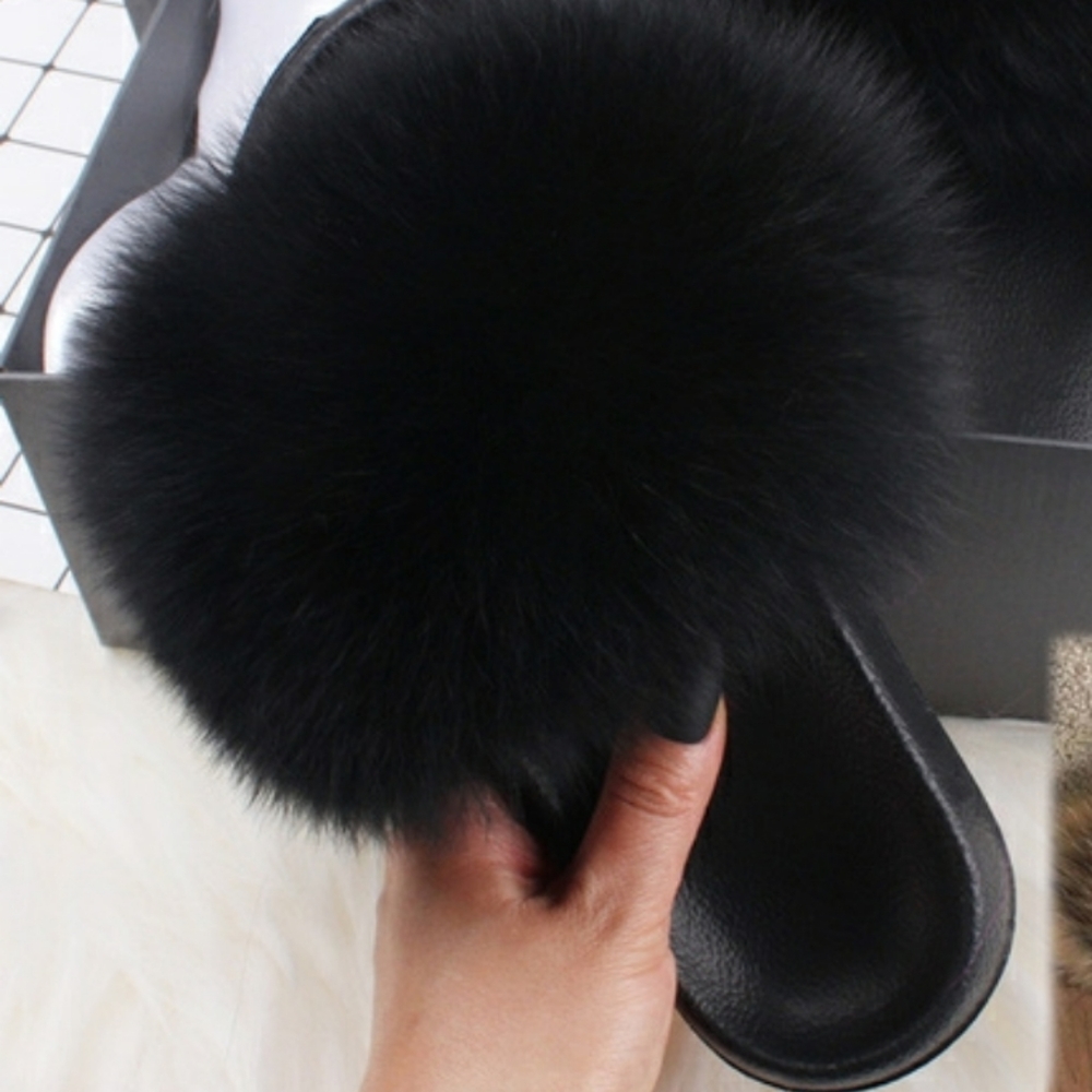 slippers/ slides